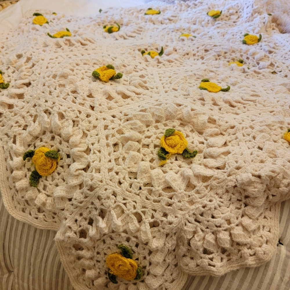 Hand Crocheted Spread - Picture 4 of 9